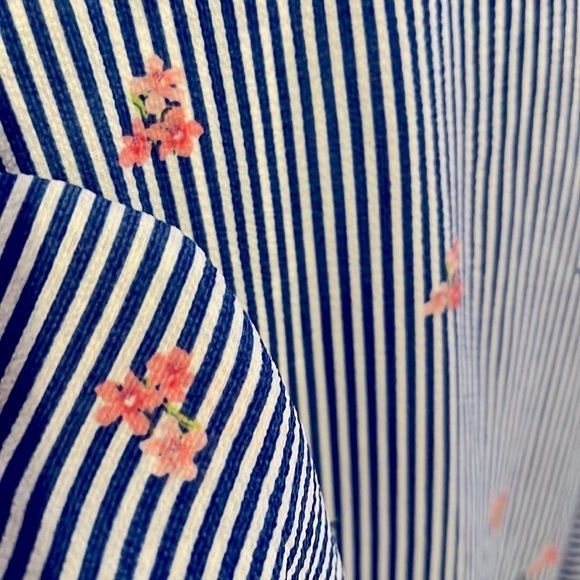Blue and white stripe top with pops of floral size M - Picture 5 of 6